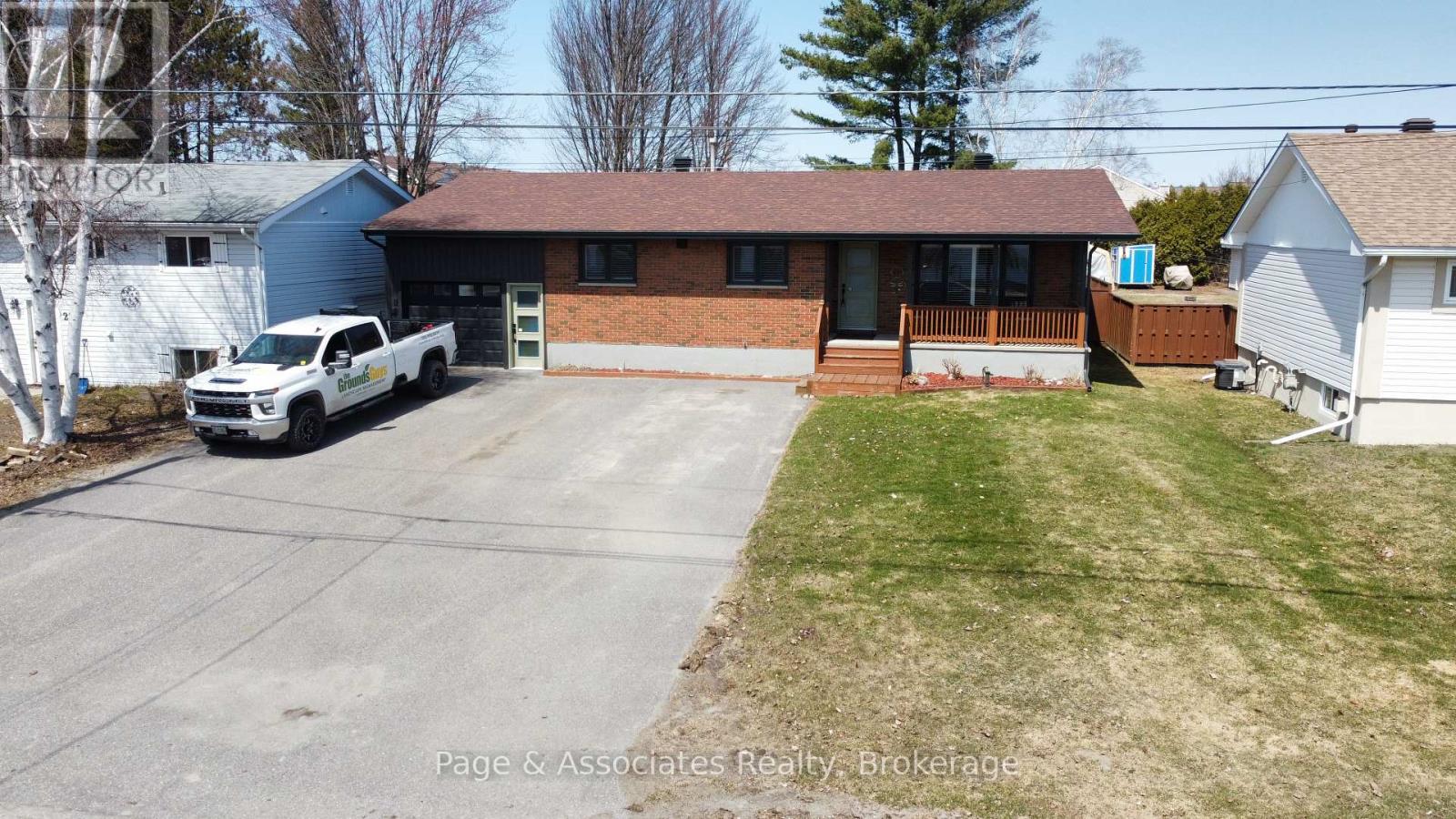 221 Russell Street, West Nipissing (Sturgeon Falls), Ontario  P2B 1X7 - Photo 1 - X11996462