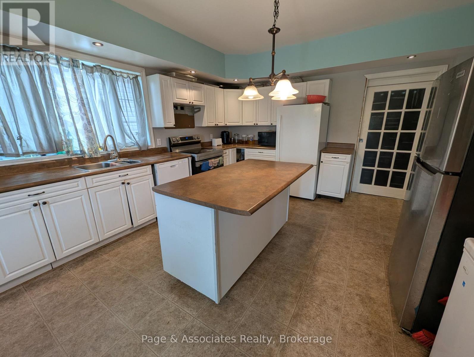 99 Russell Street, West Nipissing (Sturgeon Falls), Ontario  P2B 1X2 - Photo 8 - X12253569