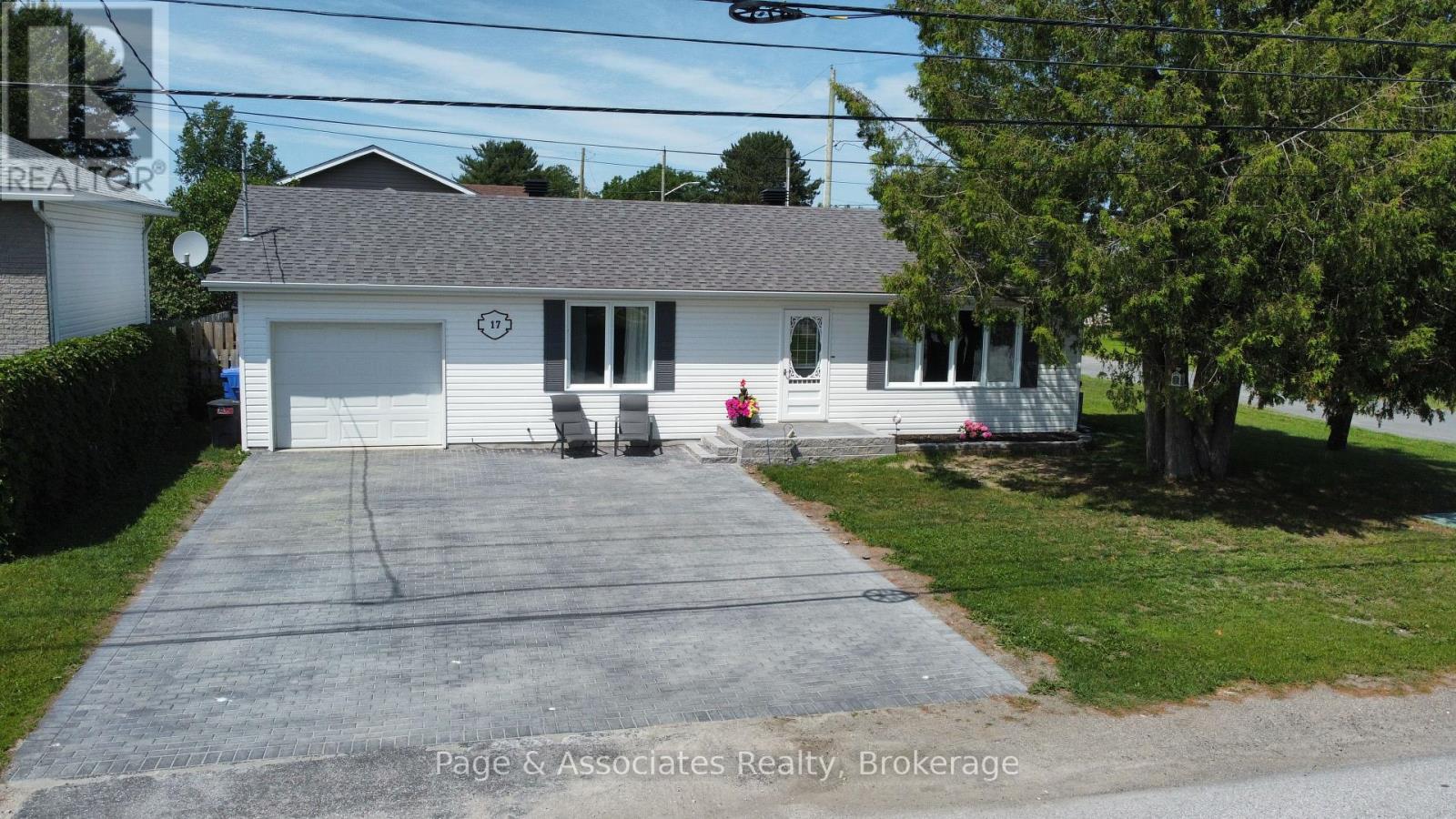 17 Third Street, West Nipissing (Sturgeon Falls), Ontario  P2B 3E6 - Photo 1 - X12266774
