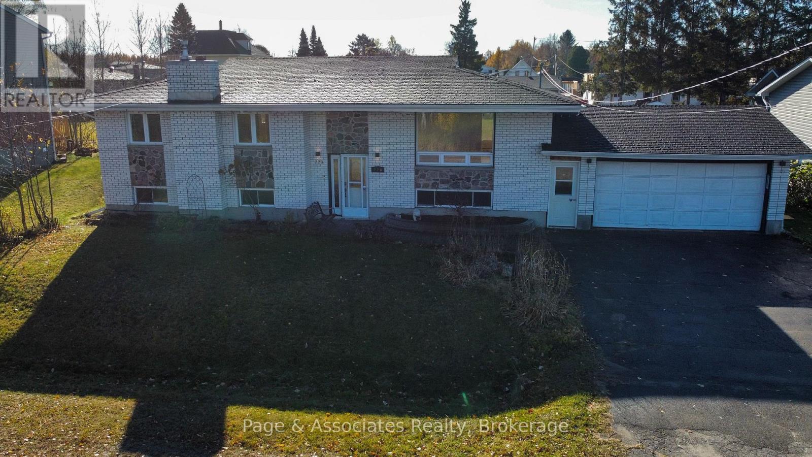 220 Railway Street, West Nipissing (Sturgeon Falls), Ontario  P2B 3B2 - Photo 2 - X12508016